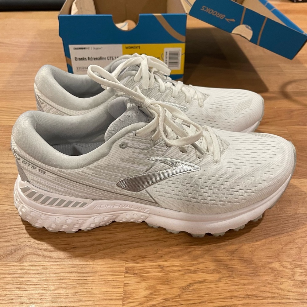 Brooks Adrenaline GTS 19 / White Running Shoes / size 8 Euro 39.